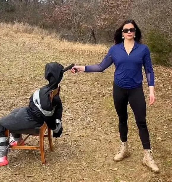 "זה עד כדי כך פשוט". סרטון ה"הוצאה להורג" של מהגר ארה"ב ולנטינה גומז מועמדת קונגרס שרפה קוראן עם להביור