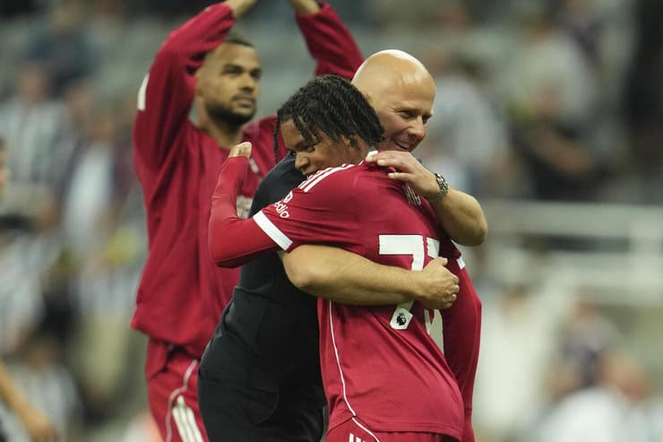 שחקן ליברפול ריו אנגומואה עם ארנה סלוט