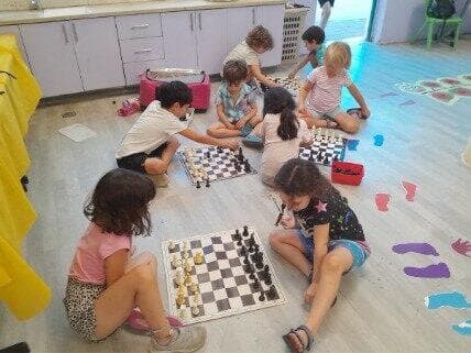 תני ג'ייקובס  בן שש מ ירושלים עולה לכיתה א'  לימד היה מורה ל שחמט ב גן  ב השראתו תהיה תכנית עירונית ל לימוד שחמט ב גנים ב ירושלים