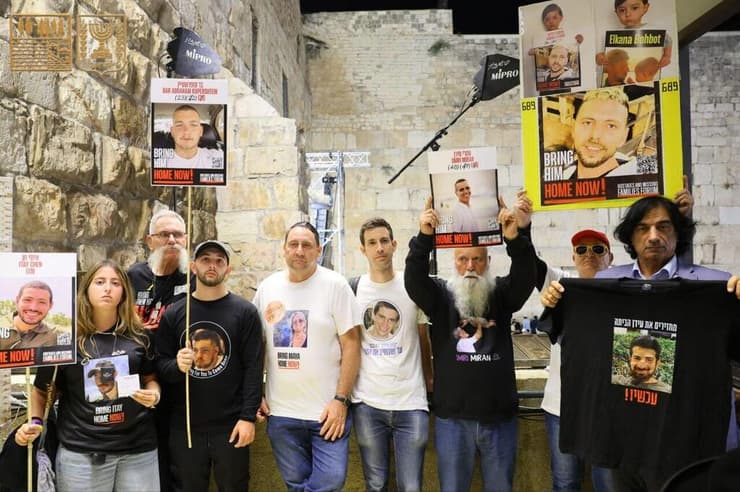 בני משפחות החטופים בכותל (צילום: הקרן למורשת הכותל) בני משפחות החטופים בכותל