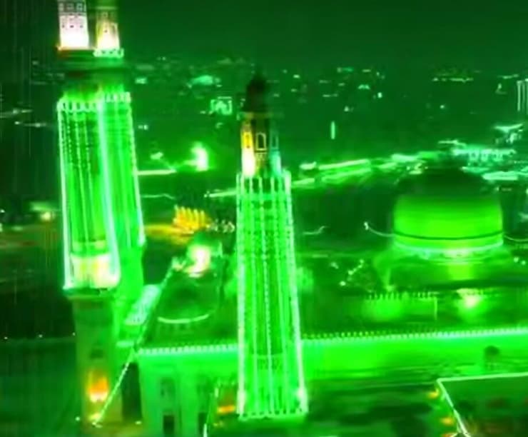 תימן צנעא החות'ים מאירים את הרחובות לקראת ציון הולדת הנביא מוחמד