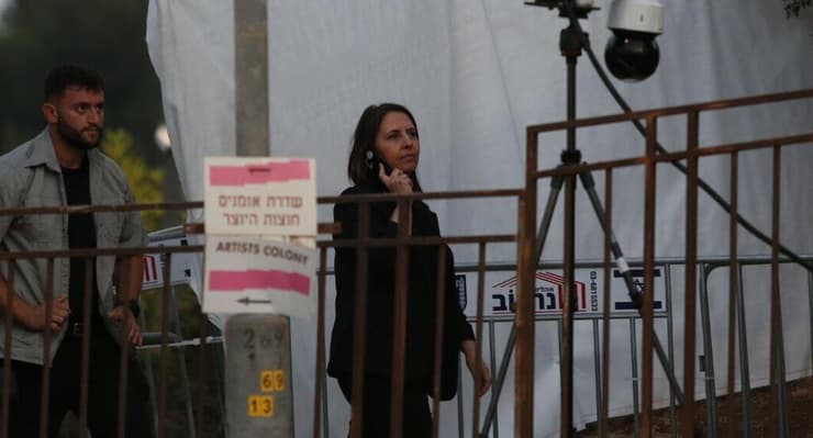 השרה גילה גמליאל נכנסת