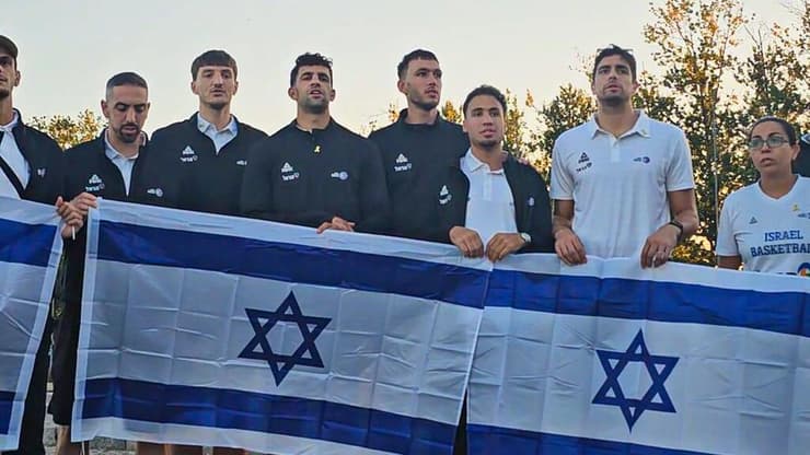 שחקני נבחרת ישראל בביקור באושוויץ (צילום: איגוד הכדורסל) נבחרת ישראל באושוויץ