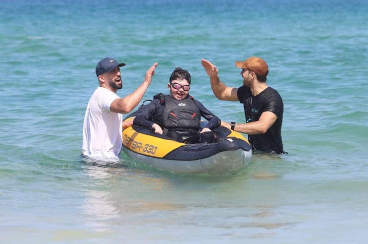 המדריכים מעודדים את עדי. "מנרמל עבור הילדים את המגבלה שלהם" (צילום: דנה קופל) המדריכים מעודדים את עדי גולדשמידט