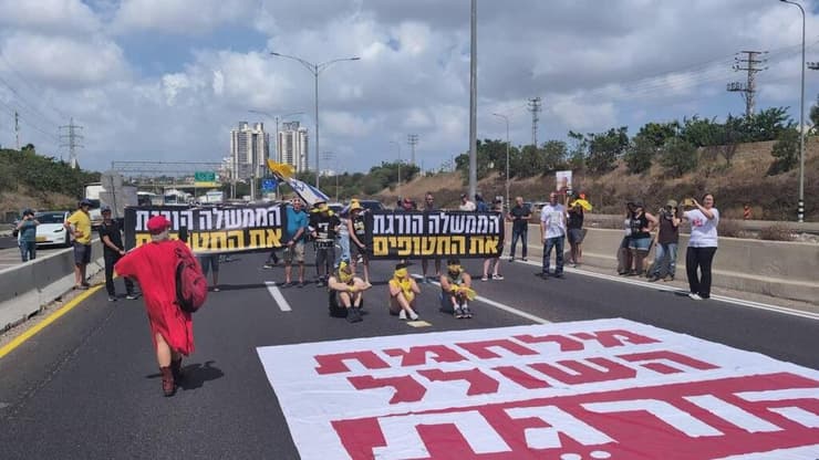 פעילים חוסמים את כביש 471