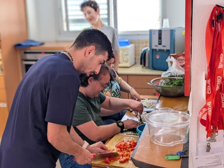 צעירים וצעירות מ ה מכינה ל חיים עצמאיים ב נהריה נערים ו נערות עם מוגבלות פיזית לומדים עצמאות