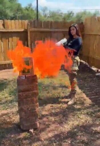 "טרוריסטים מוסלמים, יש לכם 57 מדינות". גומז בסרטון השנאה ארה"ב ולנטינה גומז מועמדת קונגרס שרפה קוראן עם להביור