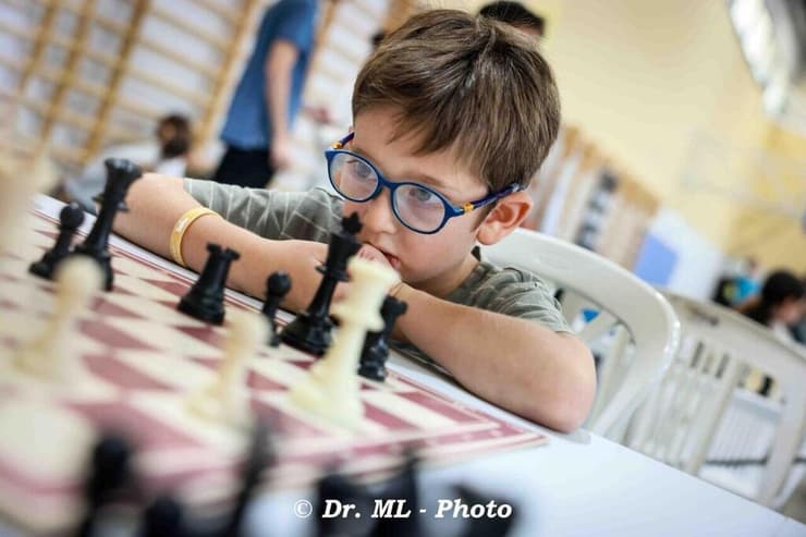 תני ג'ייקובס  בן שש מ ירושלים עולה לכיתה א'  לימד היה מורה ל שחמט ב גן  ב השראתו תהיה תכנית עירונית ל לימוד שחמט ב גנים ב ירושלים