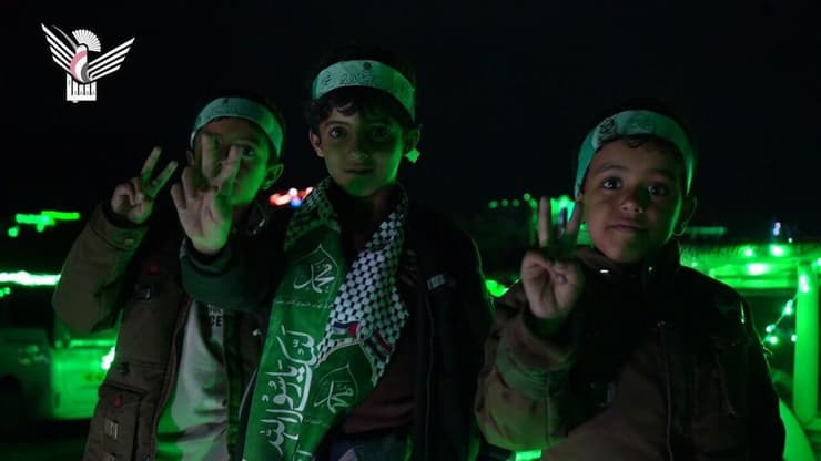 תימן צנעא החות'ים מאירים את הרחובות לקראת ציון הולדת הנביא מוחמד