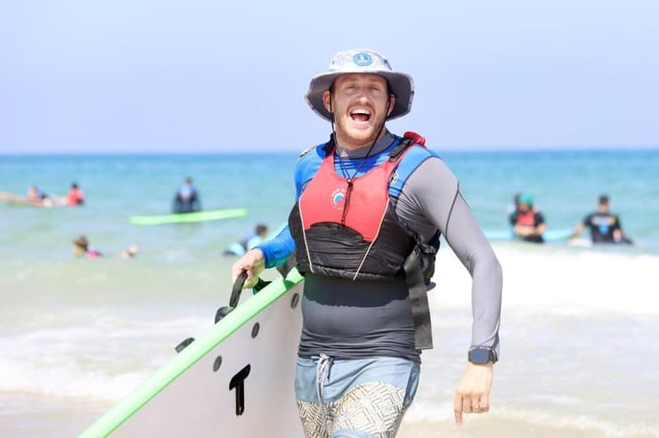 נועם פלר, מוביל הפרויקט. "יש מתנדבים שמשרתים עכשיו בצה"ל, ומבקשים לצאת הביתה במיוחד כדי להשתתף בפעילות" (צילום: דנה קופל) ילדים מאובחני דושן-בקר מעמותת "צעדים קטנים" גולשים בבת ים עם מתנדבי עמותת "הגל שלי"