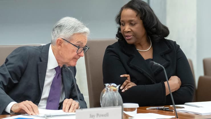 ליסה קוק ויו"ר הבנק הפדרלי ג'רום פאוול (צילום: AP Photo/Mark Schiefelbein, File) ליסה קוק ויו"ר הבנק הפדרלי ג'רום פאוול