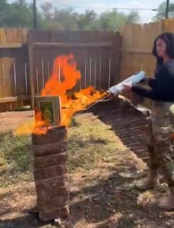 התגובה החות'ית: "בארה"ב רק הציונות קדושה". הסרטון של גומז ארה"ב ולנטינה גומז מועמדת קונגרס שרפה קוראן עם להביור