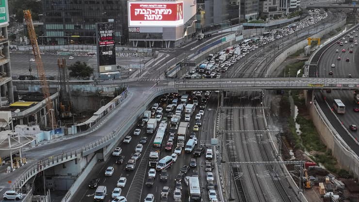 בוקר טיפוסי באיילון. העקיפה באופניים תהפוך לקלה יותר (צילום: REUTERS/Aviv Atlas) מחאה בתל אביב
