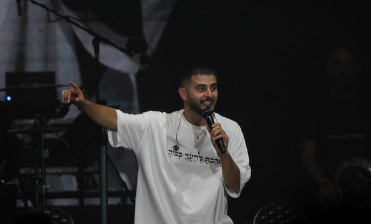 עדן חסון בחולצה עם הכיתוב "ואהבת לרעך כמוך"