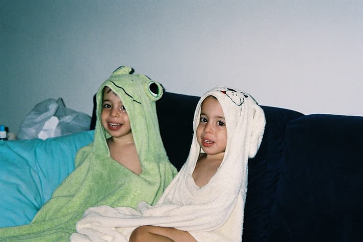 יואב ואיתי בילדותם. "מרגיש את האובדן שלו באופן פיזי ממש" (צילום: אוסף פרטי) יואב ואיתי לבני בילדותם