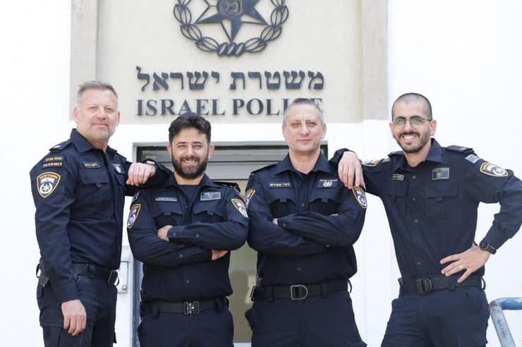 סכומי העתק לא נמצאו, והזוג בחדלות פירעון. חוקרי הפרשה, מימין לשמאל: שחר אוליאל, דודי שפירא, מנחם שטיינשניידר וליאור גרכט (צילום: אוראל כהן) חוקרי יחידת הונאה מחוז מרכז שחשפו פרשת עוקץ קשישים