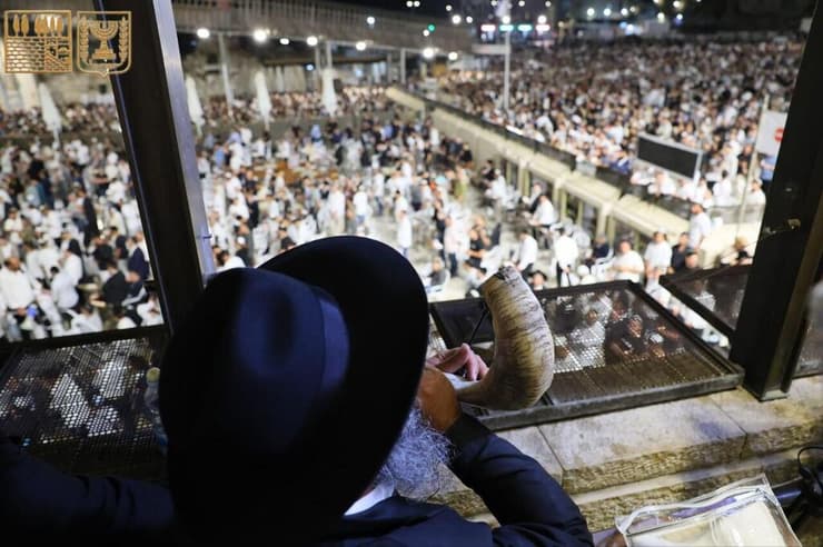 תוקעים בשופר במהלך הסליחות (צילום: הקרן למורשת הכותל) תוקעים בשופר במהלך הסליחות