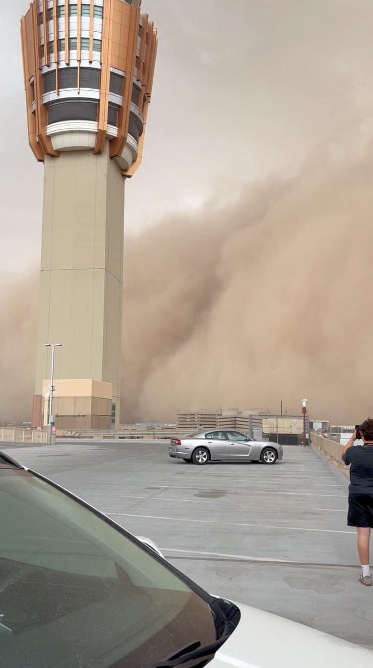 הסופה בנמל התעופה (צילום: Charlie Budd/via REUTERS) פיניקס סופת חול