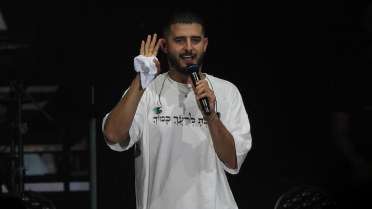 עדן חסון בחולצה עם הכיתוב "ואהבת לרעך כמוך"