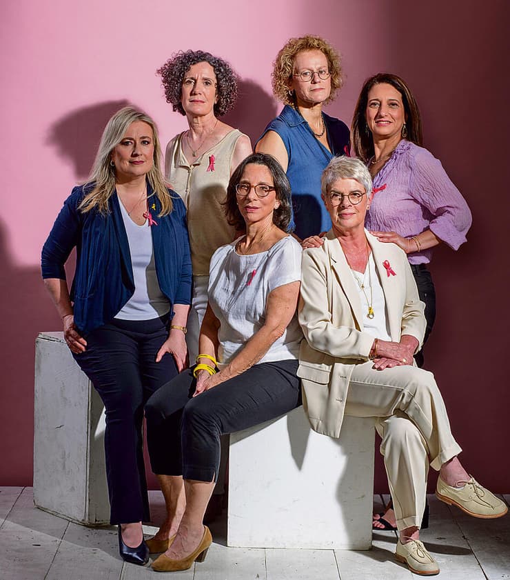 "אישה שיש לה גידול אגרסיבי, אסור שתמתין חודשיים לביופסיה". עומדות, מימין: פרופ' רינת ירושלמי משאני, פרופ' מירי סקלייר לוי, פרופ תהילה מנס. יושבות: טלי רוזין, פרופ' תניר אלוויס, פרופ' שני פאלוך שמע yk14489977