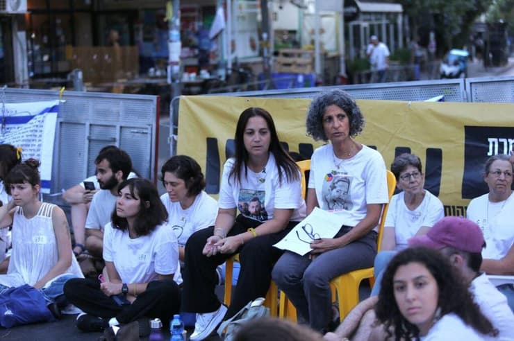 הצהרה של ויקי כהן וענת אנגרסט מחוץ למעון רה"מ בירושלים