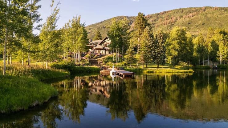 אגם מלאכותי עם דגים רבים