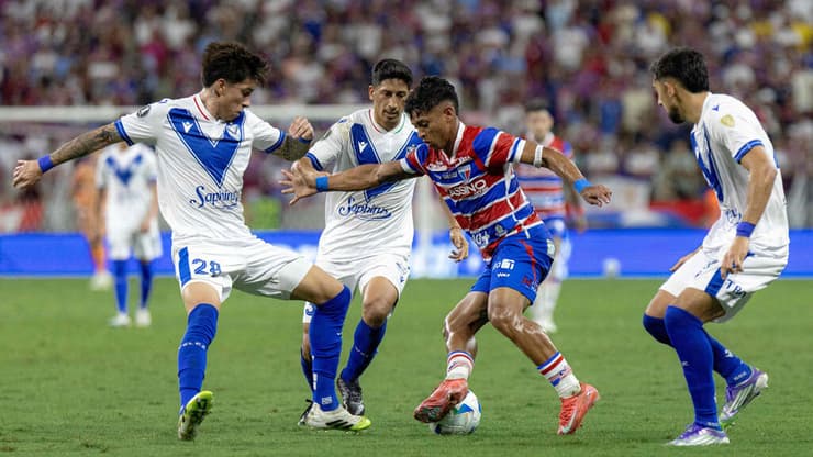 בדרך לצהובים? אנדרדה בפעולה מול שלושה שחקנים (צילום: Thiago GADELHA / AFP) קרווין אנדרדה