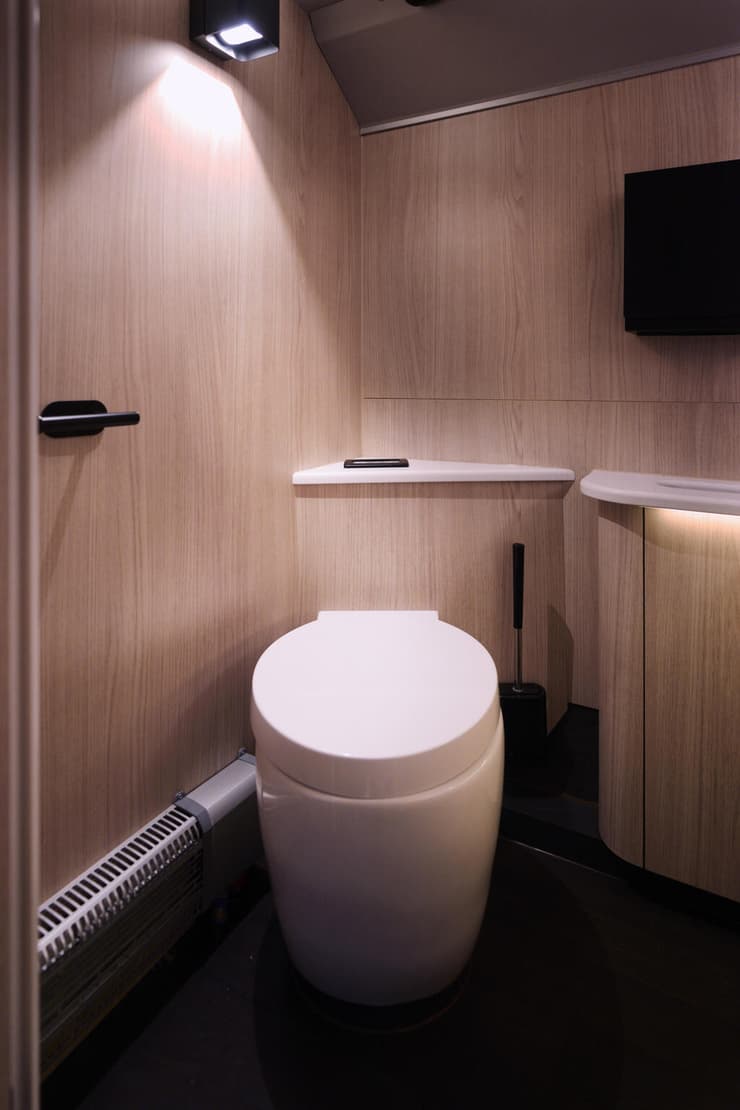 השירותים (צילום: Remo Vettori) השירותים