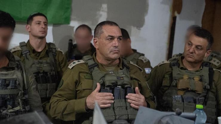 זמיר: "נעשה הכול כדי לצמצם את העומס על משרתי המילואים" (צילום: דובר צה"ל) הרמטכ״ל, רב-אלוף אייל זמיר, בסיור שטח ברצועת עזה עם מפקד פיקוד הדרום, אלוף יניב עשור