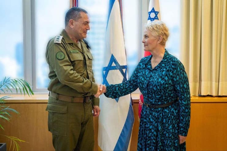 הרמטכ״ל, רב-אלוף אייל זמיר עם מנכ״לית תכנית המזון העולמית של האו״ם (WFP), סינדי מקיין