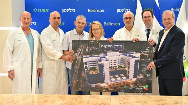 מימין: ד"ר איתן וירטהיים, פרופ' רן קורנובסקי, פרופ' איתן אוריאל, ענת וד"ר שמואל חרל"פ, פרופ' שגיא הרנוף, פרופ' ארז שרוני 