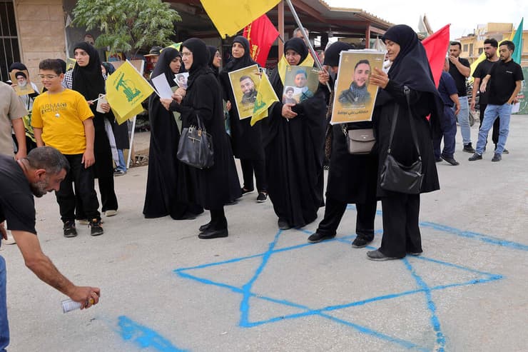 הפגנה ב חיאם דרום לבנון נגד שליח ארה"ב למדינה אחרי שכינה עיתונאים שם חיות