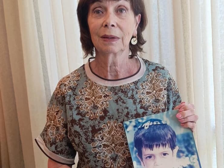 יהודית כץ עם תמונת בנה, אביאל ז"ל