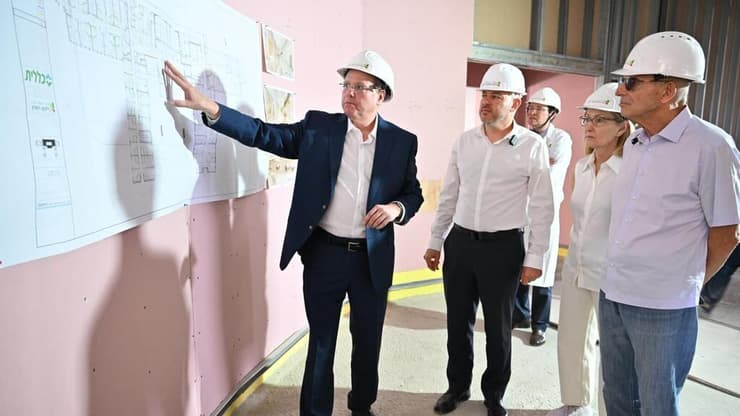 מימין: ד"ר שמואל וענת חרל"פ, משנה למנכ"ל בילינסון עו"ד לירון גולדנברג, וד"ר איתן וירטהיים