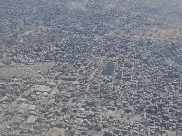 העיתונאי אמריקני אחמד פואד אל-חטיב, שחי שנים בעזה ומתנגד לחמאס, מתעד מתוך טיסה להצנחת סיוע הומניטרי ברצועה