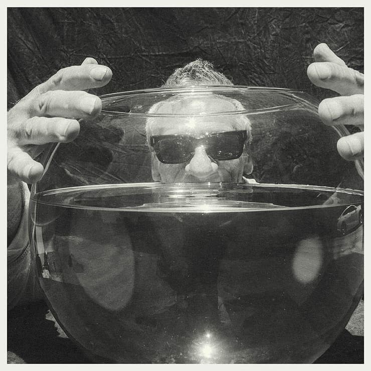 עטיפת השיר "מעבר לעיקול". אלון אבוטבול וריג'ויסר (עיצוב עטיפה: הדר ברק) עטיפת השיר "מעבר לעיקול". אלון אבוטבול וריג'ויסר