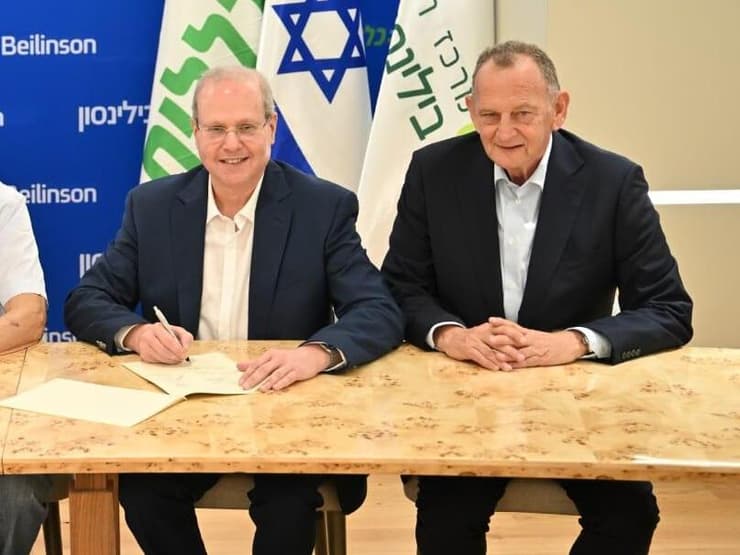 מימין: יוחנן לוקר, ד"ר איתן וירטהיים, ד"ר שמואל וענת חרל"פ ואורנית בר טל תרומה 600 מיליון שקל לבית החולים