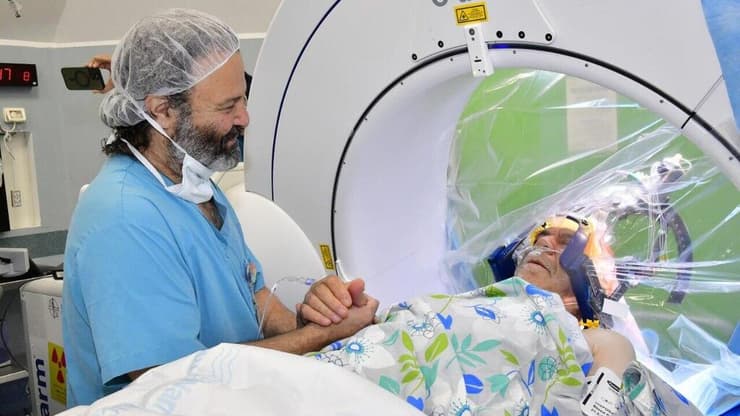 ניתוח השתלת אלקטרודות במוח תחת היפנוזה בוצע בעלי אבו-ריא בסיוע הפסיכולוג ד"ר אודי בונשטיין במרכז הרפואי לגליל בנהריה