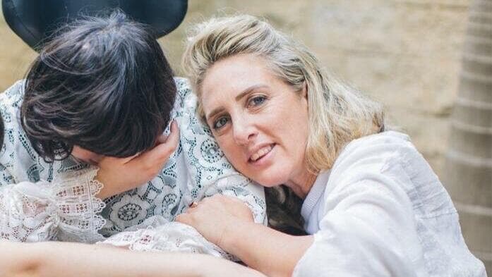 אסתר שחר ובתה מעין שנותרה משותקת בעקבות תאונת הסעה לבית הספר 