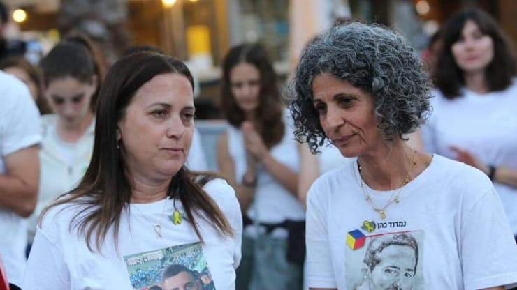 הצהרה של ויקי כהן וענת אנגרסט מחוץ למעון רה"מ בירושלים