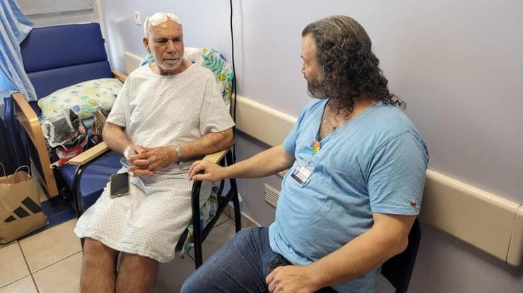 ניתוח השתלת אלקטרודות במוח תחת היפנוזה בוצע בעלי אבו-ריא בסיוע הפסיכולוג ד"ר אודי בונשטיין במרכז הרפואי לגליל בנהריה