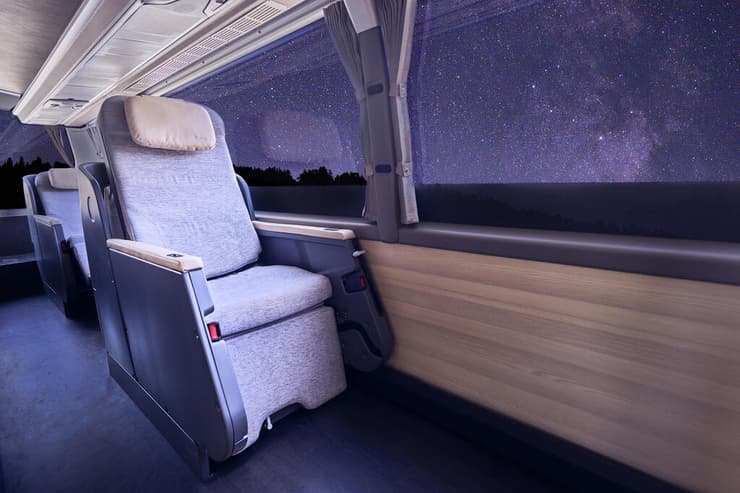 שתי קומות, 21 מושבים (צילום: Remo Vettori) כמו מחלקת עסקים