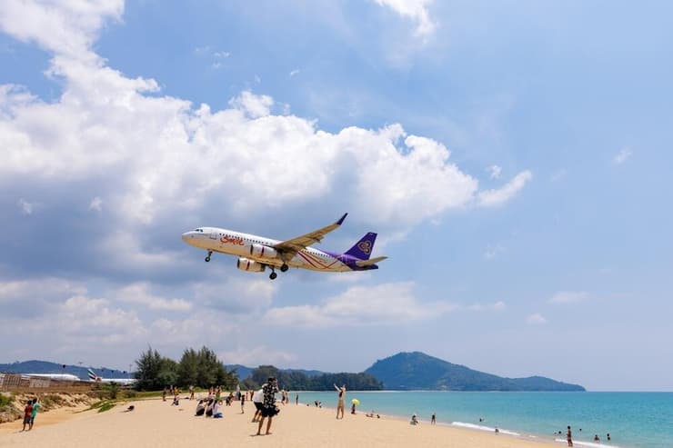 מטוס נוחת בחוף מָאִי-קָאו, פוקט