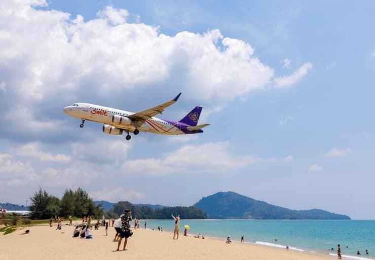 מטוס נוחת בחוף מָאִי-קָאו, פוקט (צילום: PinkBlue Studio / shutterstock) מטוס נוחת בחוף מָאִי-קָאו, פוקט