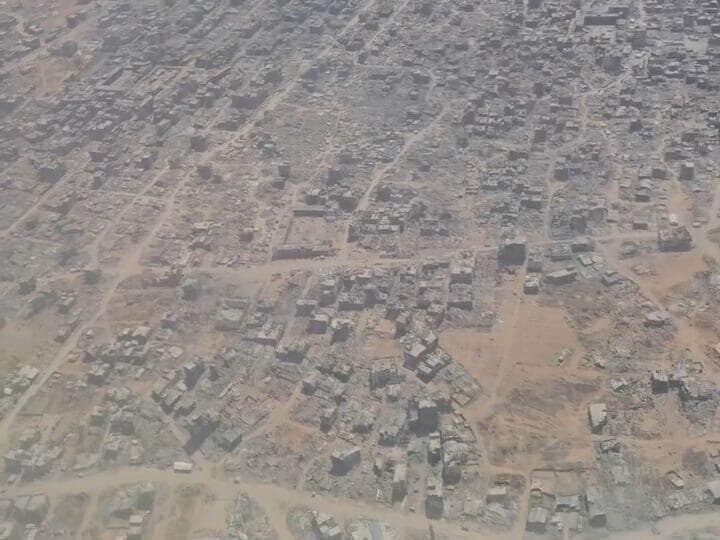 העיתונאי אמריקני אחמד פואד אל-חטיב, שחי שנים בעזה ומתנגד לחמאס, מתעד מתוך טיסה להצנחת סיוע הומניטרי ברצועה