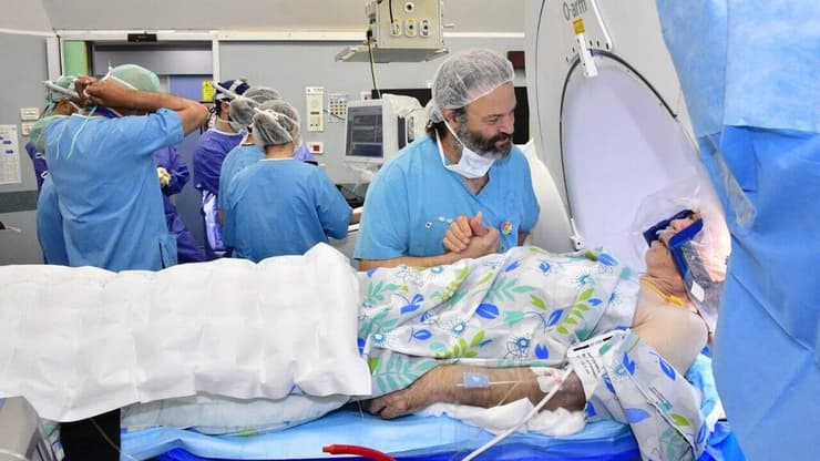 ניתוח השתלת אלקטרודות במוח תחת היפנוזה בוצע בעלי אבו-ריא בסיוע הפסיכולוג ד"ר אודי בונשטיין במרכז הרפואי לגליל בנהריה
