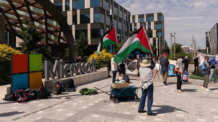 ההפגנה מחוץ למשרדי מיקרוסופט באוגוסט 2025