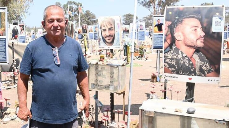 "פעם בדור יוצאים כאלה ילדים מדהימים". רביע לצד תמונותיהם של בניו במתחם רעים (צילום: הרצל יוסף ) ז'וז'ו רביע, אביהם של נועם ויובל ז"ל שנרצחו במסיבת 'פסיידאק'
