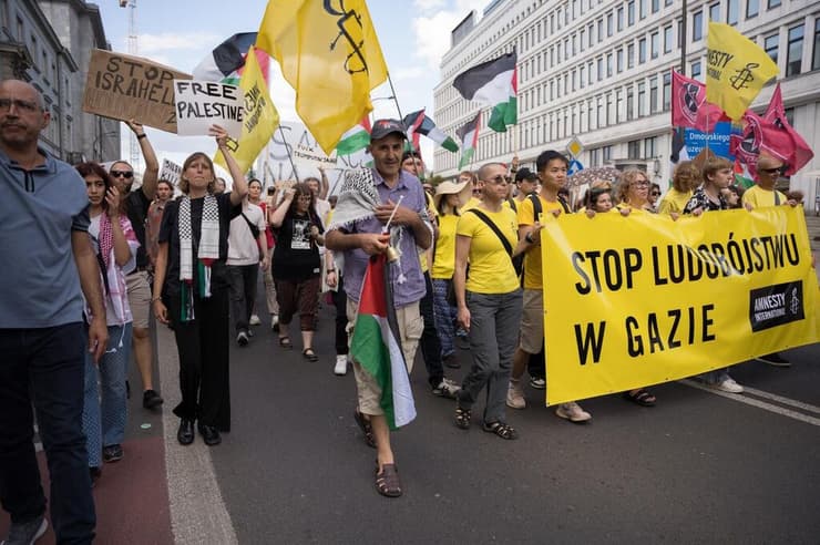 הפגנה אחת צפויה מצד פרו-פלסטיניים ועוד אחת של הימין הקיצוני בפולין (צילום: SOPA Images/LightRocket via Getty images) הפגנה פרו פלסטינית בפולין