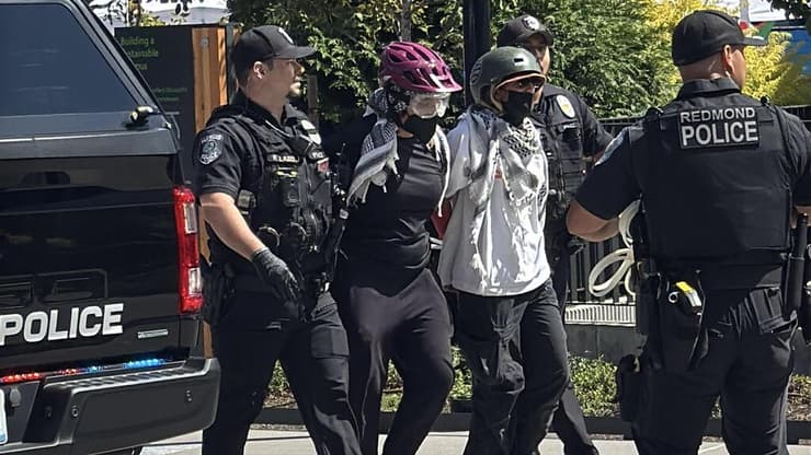 מעצר מפגינים פרו-פלסטינים מחוץ למשרדי מיקרוסופט מוקדם יותר החודש